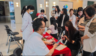 切脉问诊送康健，，，，，暖心折务进企业——合肥必发携手广瑞医疗开展“康健进企业”义诊活动